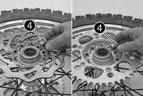 41) Stiskněte brzdu předního kola a několikrát silně zapružte vidlicí, aby se srovnaly vzpěry vidlice. Pevně utáhněte šrouby3.