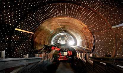 V následujících kapitolách je shrnuta pětiletá doba výstavby jednotlivých stanic, traťových tunelů, liniových objektů a dalších stavebních objektů na novém úseku metra V.A.