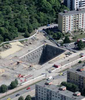 Projekt jednokolejných tunelů ražených štíty byl rozdělen na dvě části. První část je etapou mezi staveništi BRE1 (ulice Na Vypichu) a E2 (ulice Evropská).