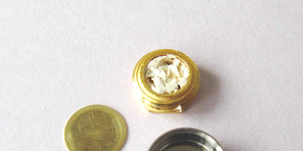 zařízení. Hliníkový kelímek se po uzavření víčkem slisuje, šroubovací kelímek se zašroubuje k tomuto účelu určeným zařízením. Kelímky (referenční a se zkoumanou látkou) se umístí na pánvičky do DSC.