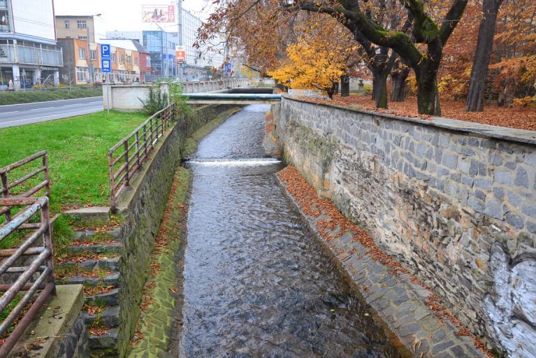 Foto 3.28 Zakončení ochranné zídky nad lávkou pro pěší M17 Pod lávkou pro pěší s neprůtočným zábradlím M17 v ř. km 30.296 (Foto 3.