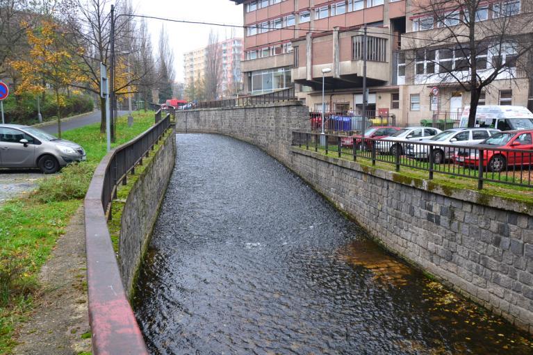 240 až 30.600 Zahloubené obdélníkové koryto má dostatečnou kapacitu pro bezpečné provedení povodňových průtoků.