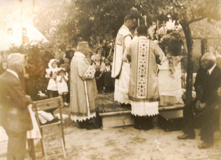 Po prašné silnici se pohybovaly povozy tažené krávami, koňmi i voly. V obci bylo jedno osobní auto. Byly zde 2 obchody se smíšeným zbožím, 2 hospody a to u Hájka a Pulkrába.