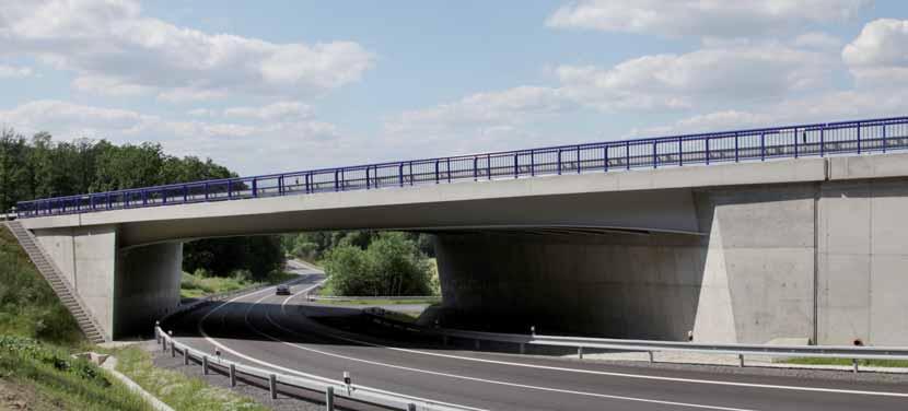 OCELOBETONOVÝ INTEGROVANÝ MOST NA SILNICI I/11 U MOKRÝCH LAZCŮ INTEGRAL COMPOSITE BRIDGE ON HIGHWAY I/11 NEAR THE CITY OF MOKRÉ LAZCE 1 Tomáš Romportl, Pavel Kolenčík, Leonard Šopík, Jiří Stráský,