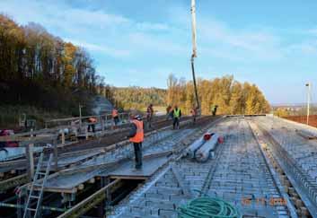 5 Deck: a) deck slab, b) reinforcement of the deck slab Obr. 6 Betonáž prefabrikovaných přírub Fig.