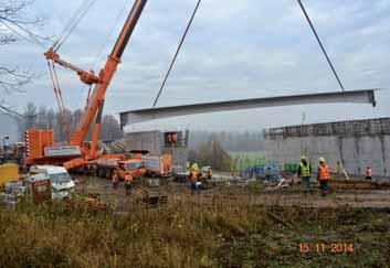 7 Reinforcement and casting of the concrete flanges Obr. 8a,b Montáž nosníku Fig.
