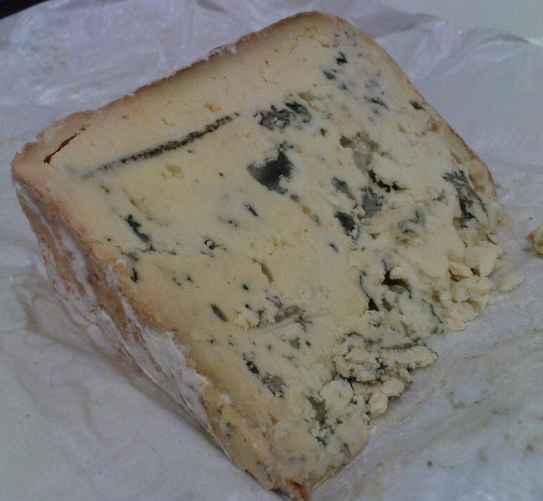 3.1.4 Bleu d'auvergne Bleu d'auvergne je francouzský sýr vyrobený z nepasterizovaného kravského mléka. Má silnou vni a pikantní píchu, ale mén táhlou než ostatní modré sýry.