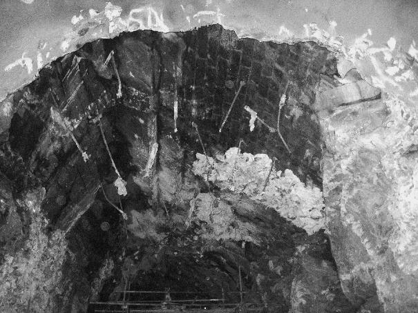 - průběžné kotvení obnaženého výrubu sklolaminátovými kotevními tyčemi typu RockBolt K60-25, kotvenými v délce 3m v rostlé hornině.