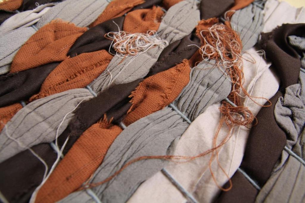 Jednoduchou osnovu na tkaní si vytvořily omotáváním lepenky textilním vláknem (pletařská příze, provázek apod.).