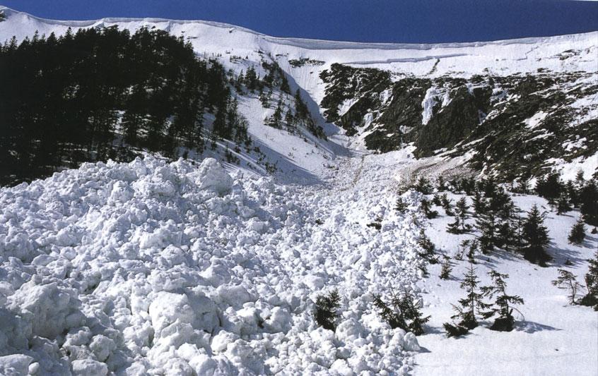Na horní hraně ledovcových karů se v zimě vlivem anemo-orografických systémů usazuje mnohametrová vrstva sněhu, která se někdy odtrhne a vytvoří lavinu.
