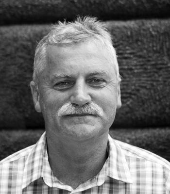 Nebudu jenom sedět za stolem a při hlasování mačkat tlačítka Miroslav Lorenc zastupitel města Prachatice Narodil se v srpnu 1957 ve Šternberku u Olomouce.