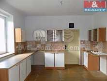 Plocha podlahová: 150 m 2 Plocha pozemku: 993 m 2 Parkování: 3 Rok rekonstrukce: 2013 Voda: Místní zdroj, Dálkový vodovod Topení: Lokální tuhá paliva, Ústřední dálkové Odpad: Veřejná kanalizace