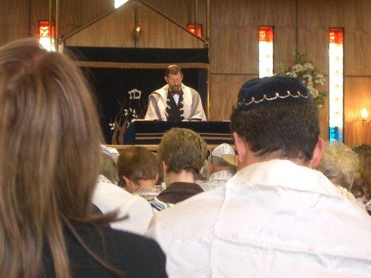 Organizace židovské obce obec je samosprávná, vede ji výbor v čele s předsedou; služby v obci: rabín, kantor, dnešní role kněží
