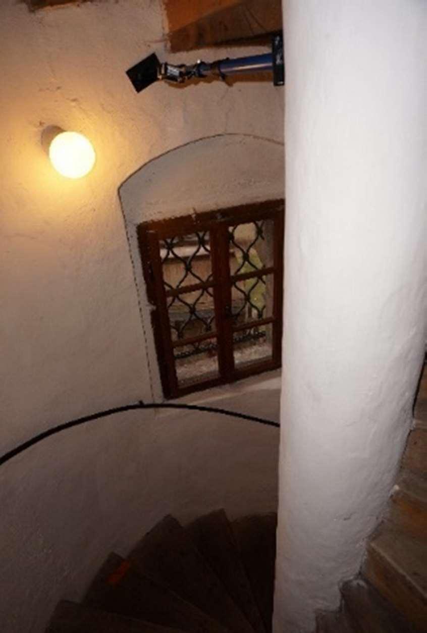 upevněny pod horními stupni schodiště.