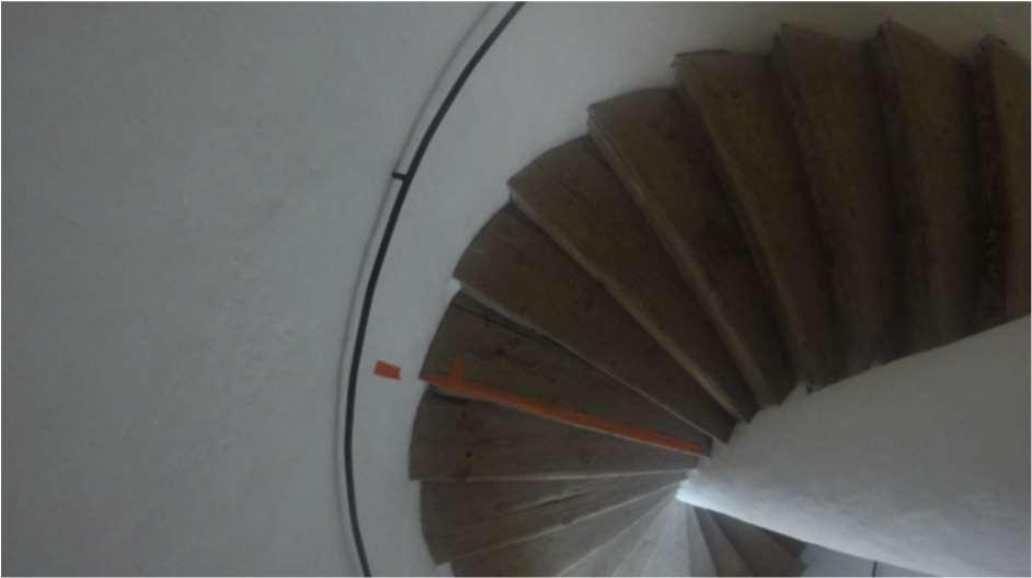jsou rozepřeny mezi střední pilíř a vnější stěnu schodiště.