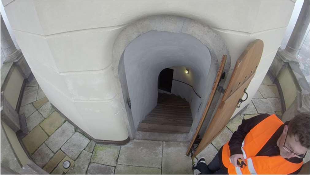Kamera je uchycena pomocí rozpěrné tyče délky 115-220 cm, která je rozepřena mezi sloupy arkádového ochozu.