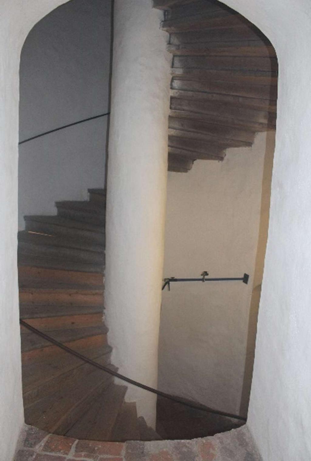 Jednotlivé stupně jsou opět dřevěné, stupnice jsou z dubových fošen tloušťky cca 40 mm a podstupnice tloušťky