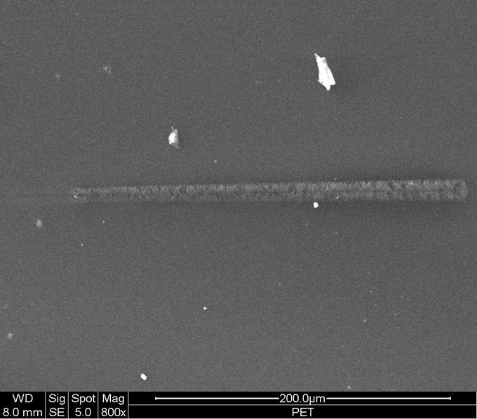A B Obr. Foto z optického (A) a SEM mikroskopu (B) vrypu provedeného do uhlíkové vrstvy deponované flash technikou na PET substrát.