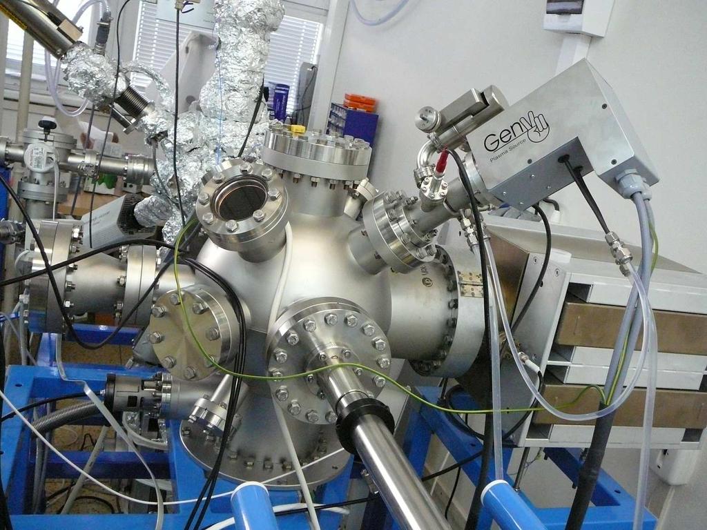 V roce 2007 byl analytický systém XPS v laboratoři UJEP, rozšířený v roce 2006 o komoru pro modifikaci substrátů a vzorků iontovým bombardem, doplněn o iontové leptací dělo s magnetronovým zdrojem od