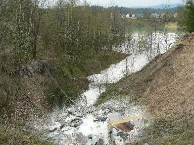 vůči světlu, vyšším teplotám a nízkému ph