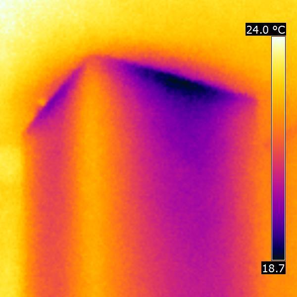 Interiérový snímek prostupující komín v podkroví Datum snímku: 6.2.
