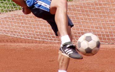 Proto věnujeme při výcviku podání náležitou pozornost. (Žigala, 2001) Podání může provádět kterýkoliv hráč družstva kopem do míče. Podává se nohou z voleje po odskoku míče nebo přímo ze země.