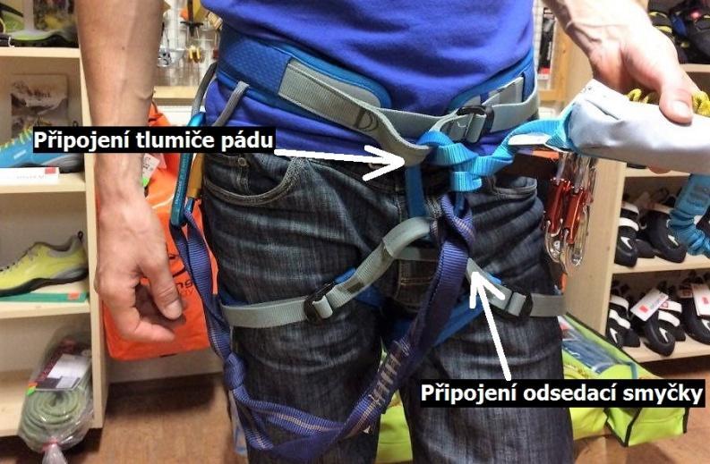 Za předpokladu, že používáme pouze sedací úvazek bez prsního, tlumič pádu připevňujeme k hlavnímu oku sedacího úvazku za pomoci liščí smyčky. Obr.