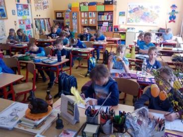 Kronika města Turnova 2017 137 Tradiční školní jarmark: 20. května proběhl v prostorách školy tradiční školní jarmark plný dětských vystoupení, prezentace školních výrobků, občerstvení a soutěží.