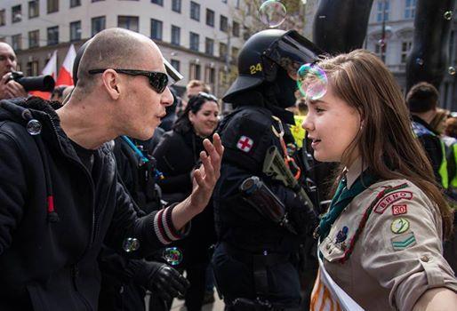 Kronika města Turnova 2017 18 KVĚTEN Odvážná skautka hitem internetu Na prvomájové demonstraci příznivců krajní pravice v Brně vyfotografoval Vladimír Čičmanec šestnáctiletou skautku Lucii Lálu