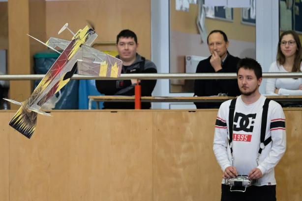 Táta mě učil jednoduše, vždy mi nastoupal do výšky, vypnul motor a já řídil směrovku a táta výškovku.