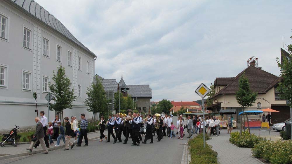 Při mši svaté udělil křest dvěma novým farníkům Leoně Bednaříkové a Markovi