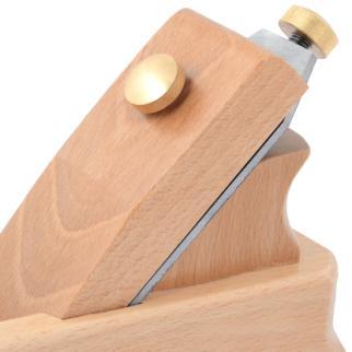 Tělo hoblíku EKO CLASSIC PREMIUM Materiál těla (dřeviny) buk buk, habrový plaz buk, habrový plaz Vylepšená ergonomie těla Zúžená štěrbina úst Ergonomická patka hoblíku Seřizovací mechanismus nože (u