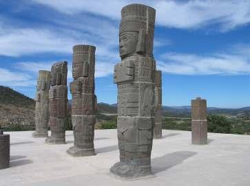 Na místě naleznete tři chrámy ve tvaru zkosených pyramid, sloupce v podobě stylizovaných lidských postav a hlavně vysoké sochy, tzv. Atlanťany.