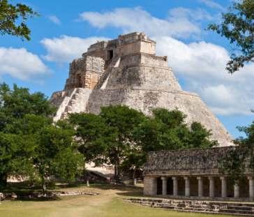 den: CAMPECHE - UXMAL - MÉRIDA Ranní krátká procházka městem CAMPECHE. Odjezd do UXMALU, jednoho z nejdůležitějších měst na Yucatanu.