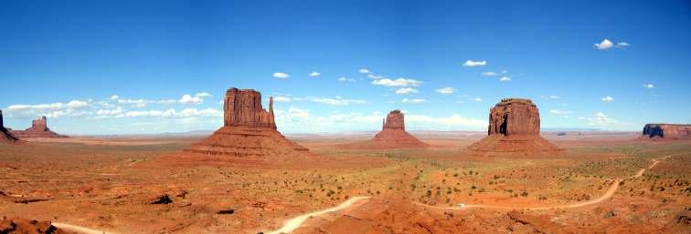 Canyonem, s jízdou jeepem v Monument Valley, parkovné = cca 850,- USD - komplexní pojištění 98,- Kč/os.
