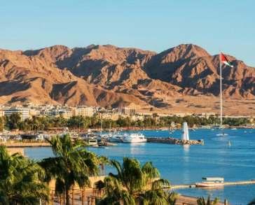 Jordánsko JORDÁNSKO 6. den: PETRA / WADI RUM / AQABA Přejezd do Měsíčního údolí k pouštní rezervaci WADI RUM - 2 hodinová projížďka na jeepech.