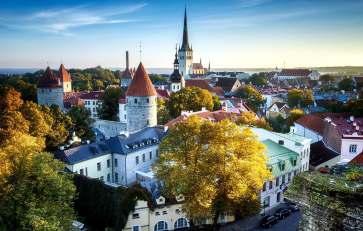 Prohlídka TALLINNU - města, které je muzeem středověké architektury. Procházka malebným historickým centrem, kde kostely střídají klášterní budovy a kupecké domy z 15. -17. stol.