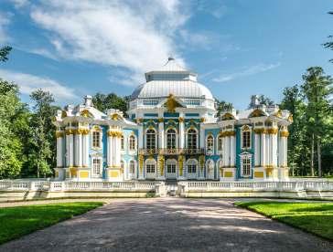 Petropavlovská pevnost ). Přejezd na pobřeží Finského zálivu, do cca 35km vzdáleného paláce Petrodvorec vystavěného po vzoru francouzského Versailles.