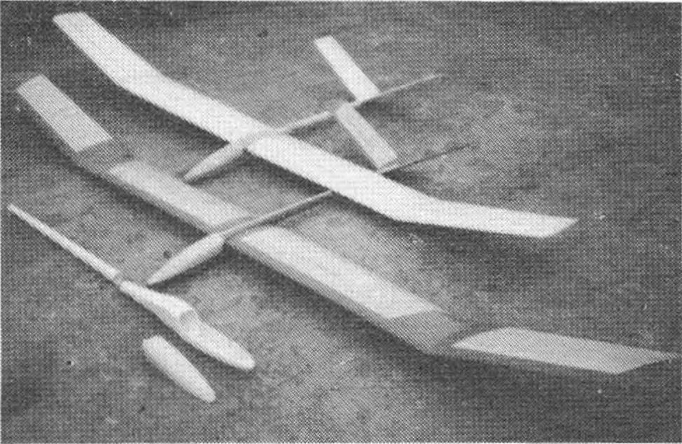 Nosník ocasních ploch tvoří laminátová trubka o průměru 35/18 mm, navinutá na ocelovém trnu ze tří vrstev tkaniny 100 g/m 2.