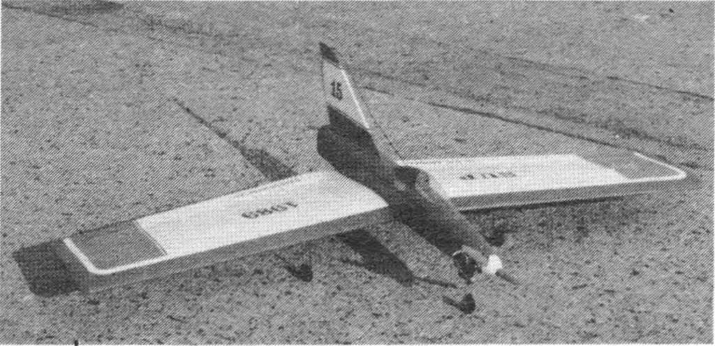 Směrovka nebyla u prototypu funkční. Elevony jsou ovládány spřažením serv výíkovky a křidélek sčítacím mechanismem (mixérem) Modela.
