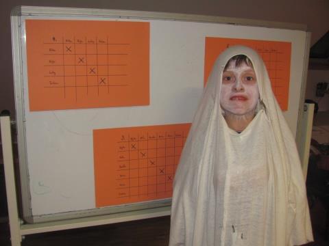 Mezi ochutnávkami strašidla hrála halloweenské piškvorky, vyráběla dýňové strašáky a pokoušela se ukousnout jablko uvázané na provázku.