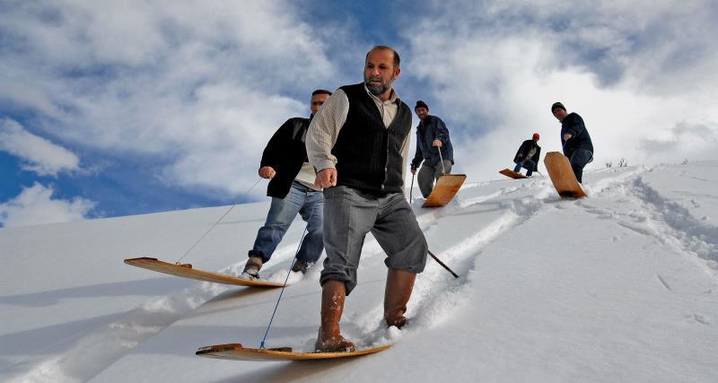 1 Historie a vývoj snowboardingu 1.1 Snowboarding ve světě Počátky snowboardingu jsou datovány do období 60. let dvacátého století.