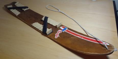 První americké snowboardy První snowboardy v Americe se objevují v šedesátých letech. Za zlomový bod v historii snowboardingu lze povaţovat rok 1963.