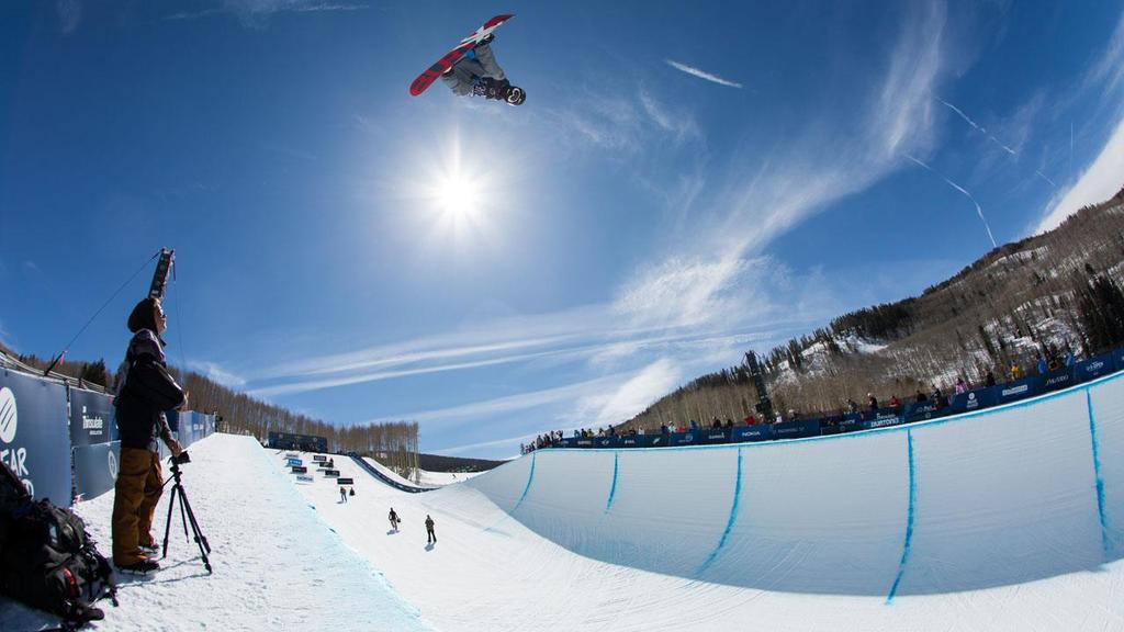 Obrázek 39: Jízda v U-rampě Zdroj: snowboarding.transworld.net: 2014 Burton US Open halfpipe semifinal results.