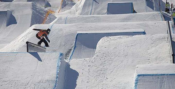 Slopestyle Slopestyle je kombinovaná disciplína spojující především skoky a jibbing. Na rozdíl od Big airu jsou překáţky menší, ale je jich více. Kaţdá je navíc jiná a trať obsahuje i zábradlí.