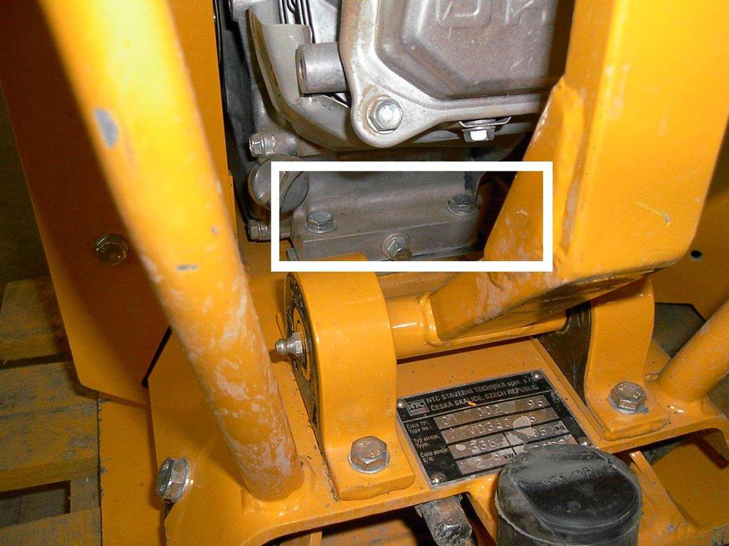 Dále je v době záruky zakázáno jakkoli zasahovat do motoru, s výjimkou předepsaných úkonů údržby. Šroubové spoje u gumokovů a na vibrátoru (VD 350, 450, 500) jsou lepené.