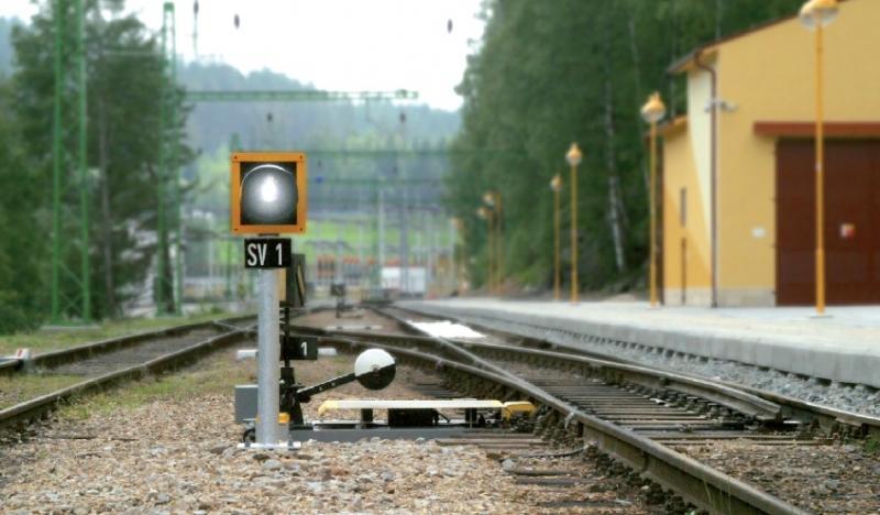 Obrázek 18: Světelné výhybkové návěstidlo samovratné výhybky [14] Zvýšení traťové rychlosti by bylo možné za předpokladu řízení dopravy dle předpisu SŽDC D1, výměny svršku a instalace PZZ.
