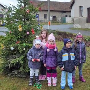 26. 11. 2016 Úklid návsi a zdobení stromečku V sobotu 26.
