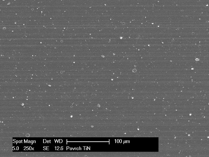Obrázek 8.7: Stav TiN 100x zvětšeno. Obrázek 8.8: Stav ostří po depozici TiN. 8.3. Měření tloušťky tenkých vrstev Měření tloušťky bylo provedeno pomocí kalotestu.