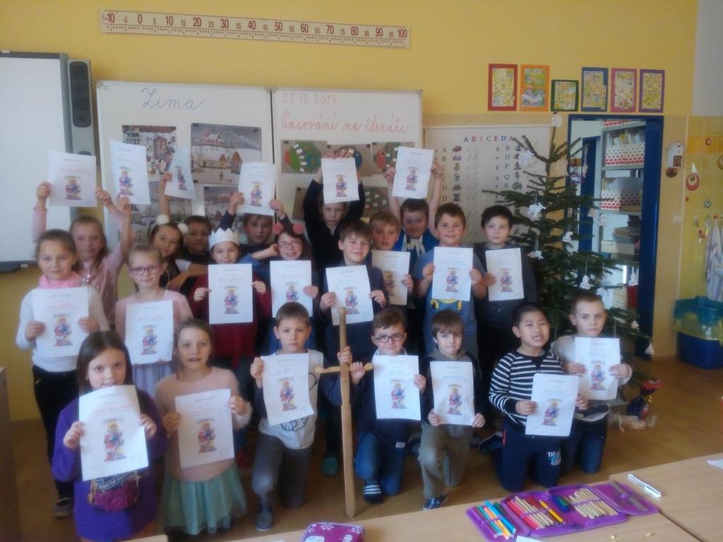 Pasování na čtenáře ve II. A Žáci II. A si zpestřili vánoční besídku. Museli čtením neznámých textů dokázat, že už se mohou zařadit mezi dobré čtenáře.